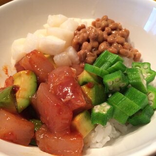 夏バテ知らず☆マグロアボカドのネバネバ丼